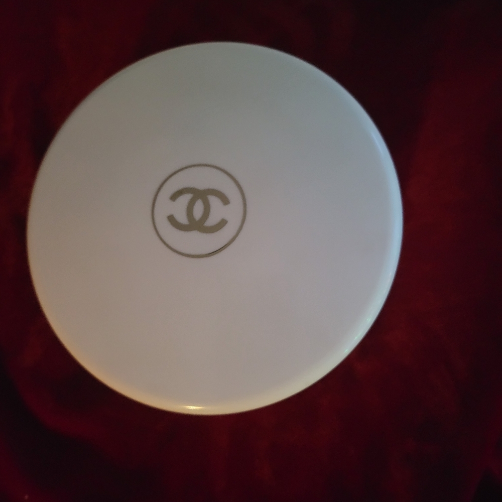 VNTG Chanel #5 Body & Bath Powder. FULL & SEALED.